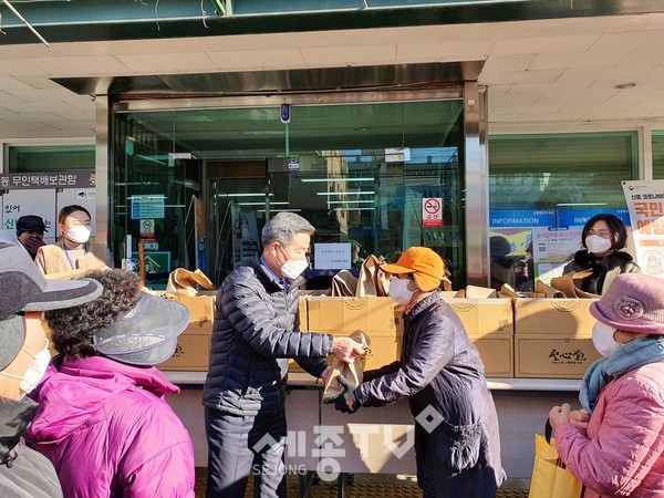 대전 서구(구청장 장종태) 괴정동 행정복지센터는 ‘성심당 롯데점’으로부터 정성 가득한 빵을 후원받아 한 해 동안 마을의 깨끗한 환경을 위하여 힘써주신 노인 일자리 어르신들에게 전달했다.(사진제공=천안시청)