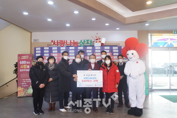 세종사회복지공동모금회(회장 홍영섭)는 12월 16일, 세종특별자치시 조치원읍에 위치한 세상의 빛 교회(담임목사 전세광)가 1,800만원 상당의 식료품으로 구성된 사랑나눔상자 600박스를 기탁했다고 밝혔다. 사진은 전달식 후 전세광 목사(우측에서 다섯 번째) 및 관계자와 함께 사진을 찍는 모습.(사진제공=세종사회복지공동모금회)