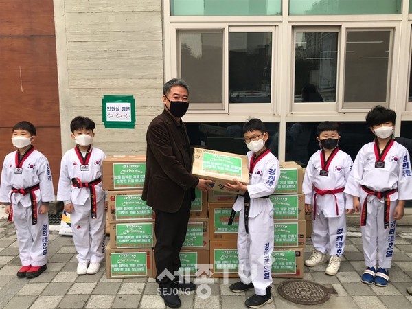 경희예한얼태권도가 21일 천안시 청룡동에 사랑의 라면 550봉지를 기부했다.(사진제공=천안시청)