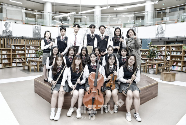 세종예술고 로비에서 찍은 박영주 교사(오른쪽 맨위)와 17명의 음악과 학생들.(사진제공=세종시교육청)
