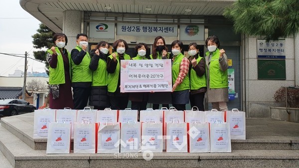 천안시 원성2동 행복키움지원단이 지난 21일 지역 내 어려운 이웃을 위해 겨울내복 및 양말 전달 행사를 실시했다.(사진제공=천안시청)