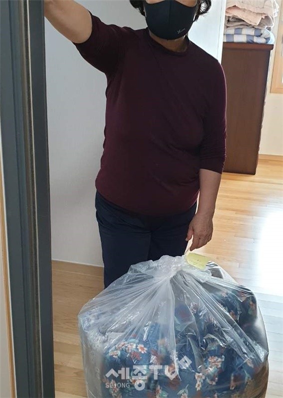 천안시 불당동 행복키움지원단이 지난 18일 지역 내 거동불편 어르신 가구 등을 대상으로 ‘말끄미 세탁서비스’사업을 실시했다.(사진제공=천안시청)