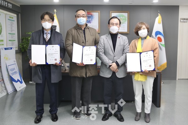 박상돈 천안시장이 22일 오전 박석순 충남가족과성상담소장, 정범수 마음애병원장, 김종덕 변호사를 천안시성희롱·성폭력고충심의위원회 신규 위원으로 위촉했다.(사진제공=천안시청)