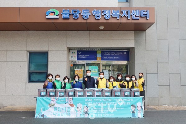 천안시 불당동 주민자치위원회와 새마을부녀회가 지난 22일 2020년 한 해를 마무리하는 반찬 나눔 봉사를 실시했다.(사진제공=천안시청)