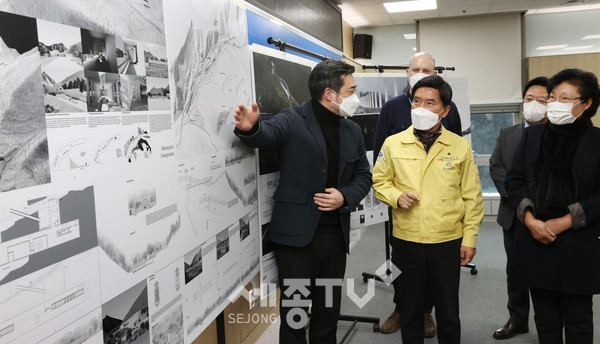 황인호 동구청장이 SGHS 설계사무소 직원으로부터 1등 당선작의 작품 설명을 듣고 있다.(사진제공=동구청)