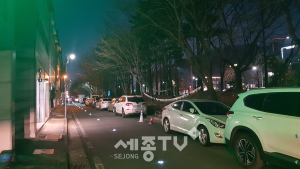 황톳길 옆 도로 쏠라표지병 설치