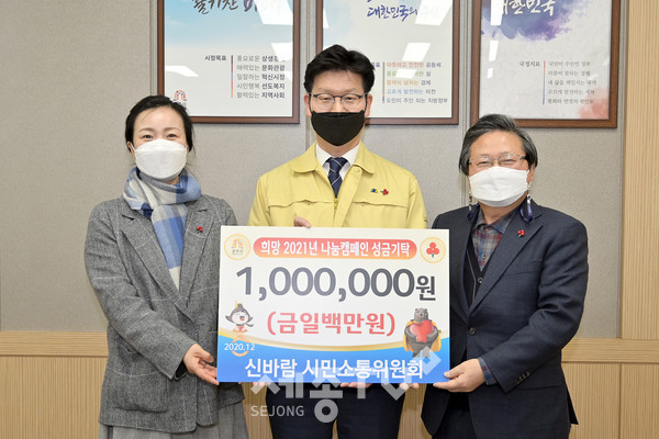 (사진 왼쪽부터 권홍임 위원, 김정섭 시장, 이일주 위원장)