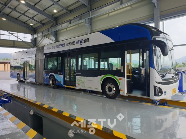 차고지 정비소에서 전기굴절버스 정비