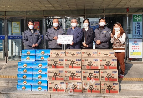 제일윈텍 천안공장이 지난 28일 천안시 직산읍에 성금 200만원과 100만원 상당 후원물품을 기부했다.(사진제공=천안시청)