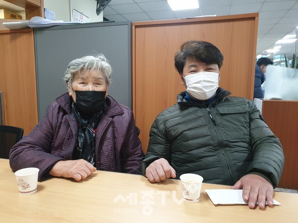 천안시 입장면에서 26년째 김할매소머리곰탕을 운영하고 있는 김춘심 어르신과 아들 장진익 씨가 입장면에 150만원을 기부했다.(사진제공=천안시청)