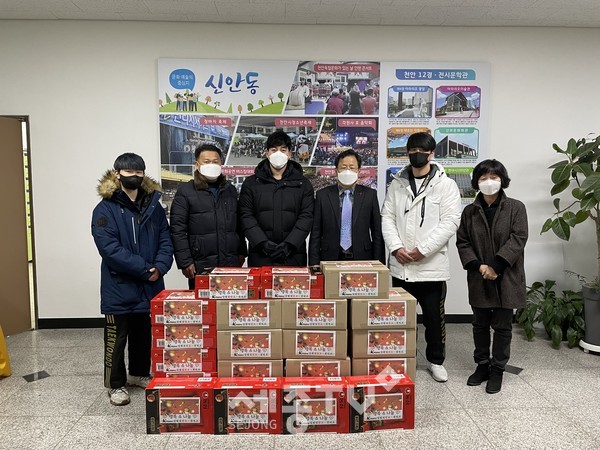 Ktigers 삼성태권도·합기도에서 30일 천안시 신안동 어려운 이웃을 위한 라면 10박스를 기부했다.(사진제공=천안시청)