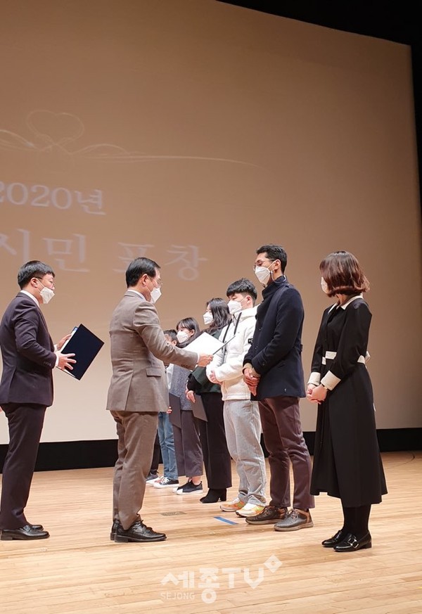 천안시장애인체육회 장동진 씨가 보건복지부와 한국장애인개발원이 실시한 2020년 장애인일자리사업 우수참여자 및 우수일자리 사례 공모전에서 최우수상인 보건복지부 장관상을 수상하고 있다.(사진제공=천안시청)