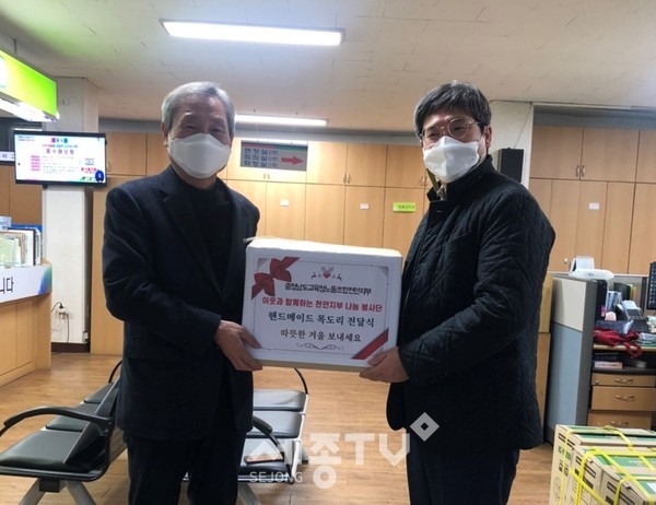 충남교육청노동조합 천안지부가 지난 29일 동면행정복지센터에 손수 뜬 사랑의 목도리를 전달했다.(사진제공=천안시청)