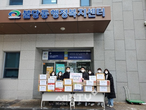 사계절 푸른솔 태권도 원생들이 지난 30일 저소득 가정을 위한 라면 20박스를 천안시 불당동행정복지센터에 기부했다.(사진제공=천안시청)