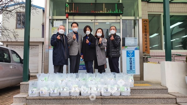 드림즈에이젯원(주)이 지난 31일 천안시 일봉동 취약계층을 위해 갈비탕 30개를 기부했다.(사진제공=천안시청)