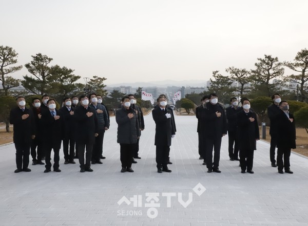 충남세종농협 길정섭 본부장, 이기범 농협노조 충남·세종지역위원장, 충남세종농협 간부직원들이 보훈공원 충혼탑에 참배하고 있다.(사진제공=농협 충남세종지역본부)