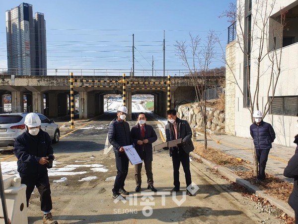 5일 오전 박상돈 천안시장이 호반3차~희망로(펜타포트 앞) 연결도로 개설공사 진행상황을 점검하고 있다.(사진제공=천안시청)