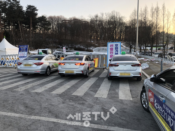 천안시가 버스·택시 운수종사자 코로나19 검체검사 의무화를 실시해 택시들이 선별진료소에서 대기 중인 모습.(사진제공=천안시청)