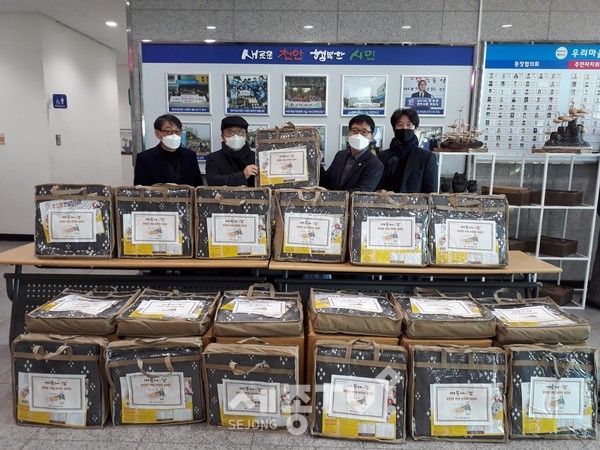 하늘샘교회가 8일 천안시 신방동행정복지센터 외 유관기관 5개소에 전기요 315장을 전달했다.(사진제공=천안시청)