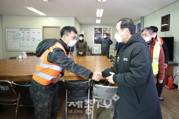 박상돈 천안시장은 7일 서북구청 제설전진기지를 방문해 제설장비와 제설자재 등을 점검하고 직원들을 격려했다.(사진제공=천안시청)