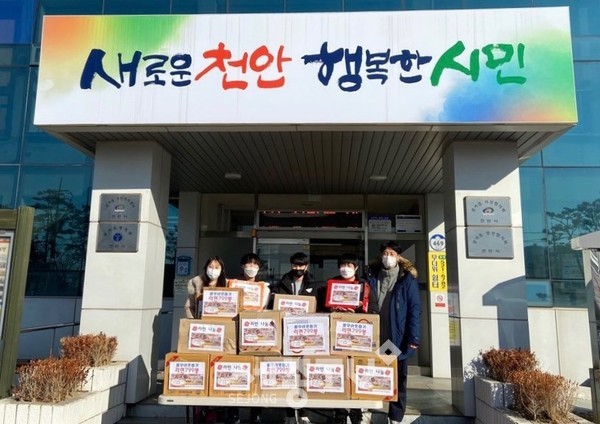 라온튼튼태권도장이 지난 7일 천안시 성거읍행정복지센터에 라면 800여개를 기부했다.(사진제공=천안시청)