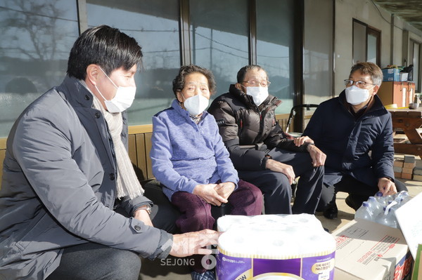 농협충남세종지역본부 송현승 부본부장, 장곡농협 김준호 조합장이 한파로 마을 상수도가 동파돼 어려움을 겪고 있는 홍성군 장곡면 옥계리 이성도(90세)씨댁을 방문하여 구호물품을 전달하고 있다.(사진제공=농협 충남세종지역본부)