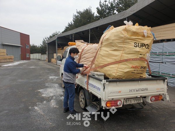 ㈜대한수출포장에서 지난 11일 천안시 입장면 저소득 노인부부에게 땔감용 폐목자재를 기부했다.(사진제공=천안시청)