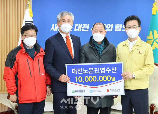 왼쪽부터 박용훈 대전사회복지공동모금회 사무처장, 이재윤 (주)대전노은진영수산 대표이사, 현종석 (주)대전노은진영수산 대표이사, 허태정 대전시장.(사진제공=대전시청)