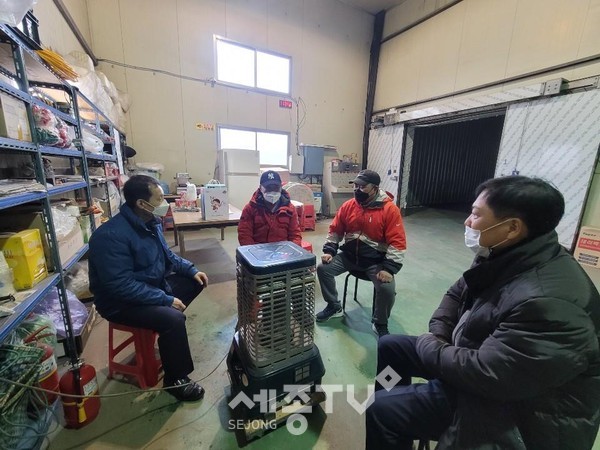 천안시 직산읍이 지난 12일 코로나19 극복을 위한 예찰활동을 실시했다.(사진제공=천안시청)