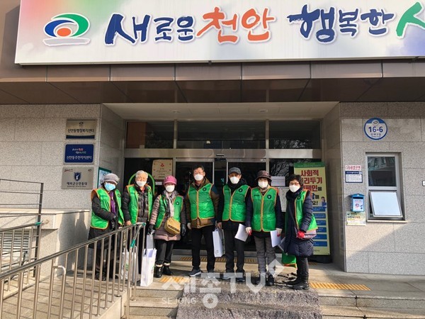 천안시 신안동 자율방재단이 13일 5명 이상 사적모임 금지, 마스크 착용 의무화 등 홍보 및 예찰활동에 나섰다.(사진제공=천안시청)