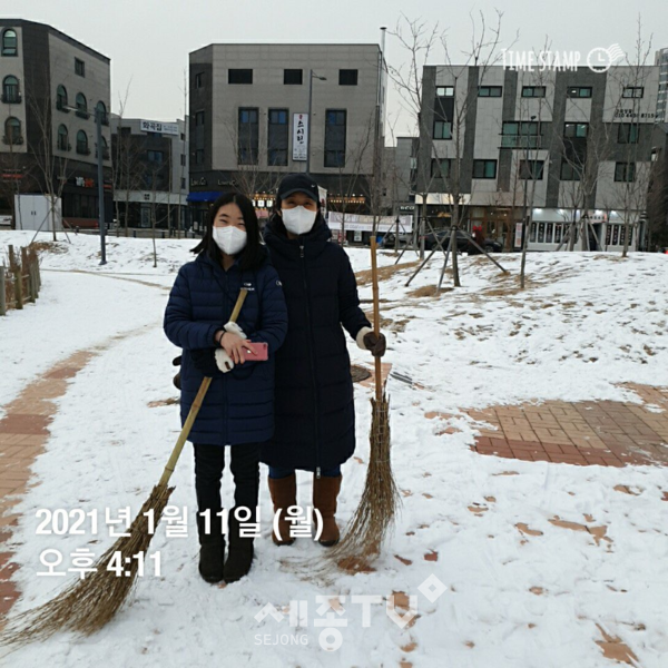 우리동네 설빙 싹쓰리 자원봉사 프로그램에 참여한 시민들이 주택가 골목 등 제설 취약지역에서 제설 작업 봉사를 펼쳤다.(사진제공=천안시청)