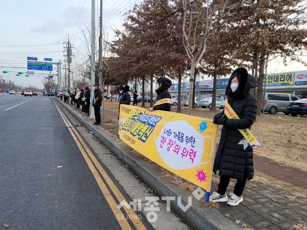 천안시 부성2동 통장협의회가 지난 15일 출퇴근시간 성성동 공단사거리에서 코로나19 예방 캠페인을 진행했다.(사진제공=천안시청)