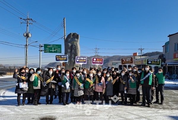 천안시 광덕면 새마을남녀지도자가 19일 광덕산 주변 식당 등을 대상으로 코로나19 확산 방지 캠페인을 실시했다.(사진제공=천안시청)