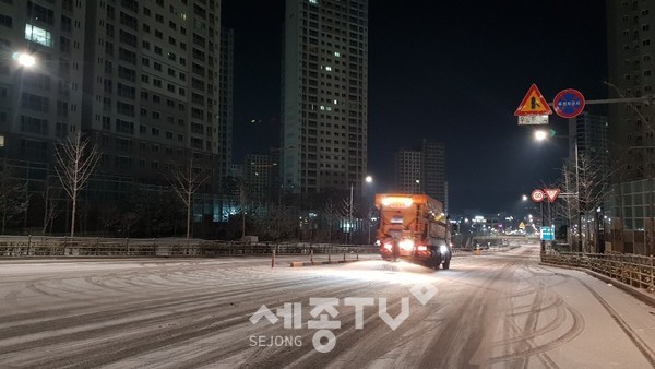 천안시 제설차량이 제설작업을 하고 있다.(사진제공=천안시청)