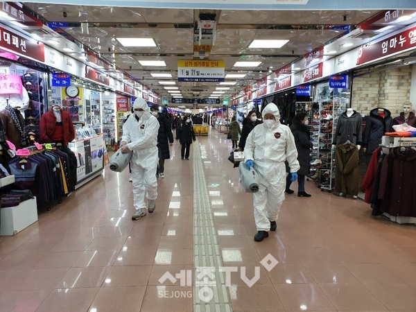 대전시설관리공단 직원들이 코로나19 예방을 위한 역전지하도상가 방역을 실시하고 있다.(사진제공=대전시설관리공단)