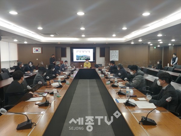 천안시가 지난 21일 시청 중회의실에서 직산읍 남산리 일원에 추진 중인 ‘천안테크노파크 일반산업단지 조성사업’ 보상협의회를 진행하고 있다.(사진제공=천안시청)