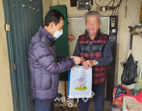 천안시 직산읍이 22일 지역 내 저소득 재가노인을 대상으로 식사배달사업을 실시했다.(사진제공=천안시청)