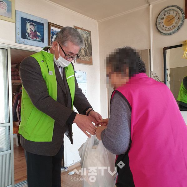천안시 병천면행복키움지원단이 지난 22일 지역 내 소외계층에 설맞이 떡국떡을 전달했다.(사진제공=천안시청)