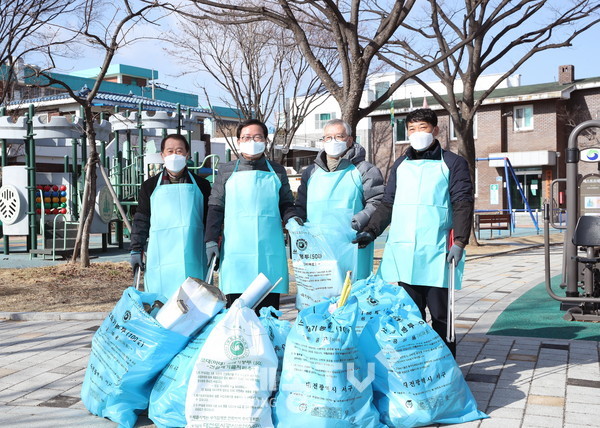 장종태 대전 서구청장은 29일 가장동을 방문하여 ‘설맞이, 우리 동네 따뜻한 희망 나누기’를 행사를 했다.(사진제공=서구청)