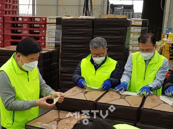 길정섭 농협충남세종지역본부장(왼쪽에서 두번째)과 민병억 직산농협 조합장(왼쪽)이 직원들과 함께 제수용 배 출하 작업을 돕고 있다.(사진제공=농협 충남세종지역본부)