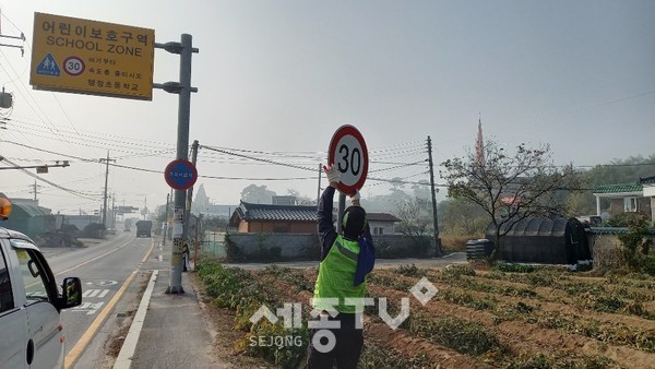천안시 동남구 건설과가 지난 29일부터 설맞이 도로환경 개선작업을 실시하고 있다.(사진제공=천안시청)