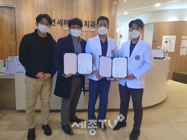 충남남부아동보호전문기관(관장 백순규)은 논산시 연세퍼스트치과(원장 이승준, 탕우륭)와 함께 학대피해아동 및 가족들의 건강 증진을 위한 후원협약을 체결했다고 1일(월) 밝혔다. 사진은 왼쪽부터 협약식에 참여한 장현영 충남남부아동보호전문기관 대리, 백순규 충남남부아동보호전문기관 관장, 이승준 연세퍼스트치과 원장, 탕우륭 연세퍼스트치과 원장의 모습. (사진제공=충남남부아동보호전문기관)