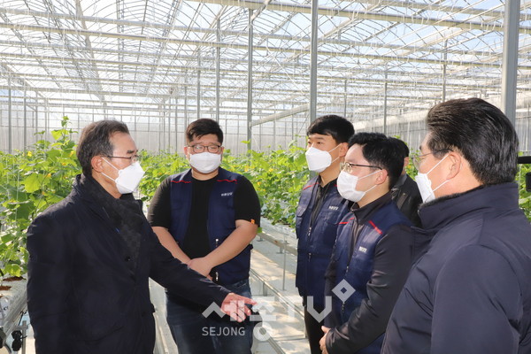 이성희 농협중앙회장(왼쪽), 김홍장 당진시장(오른쪽)이 청년농업인 육성을 위한 스마트팜 현장 의견을 수렴하고 있다.