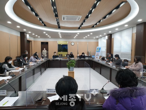 생활개선천안시연합회가 2일 농업기술센터에서 연합회 임원과 단위회장 17명이 참석한 가운데 이사회를 진행하고 있다.(사진제공=천안시청)