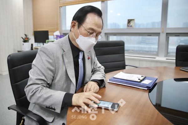 이달 1일부터 천안사랑카드 온라인 후원 서비스가 개시된 가운데 박상돈 천안시장이 첫 온라인 후원자로 나서 천안사랑카드로 어려운 이웃 후원에 동참하고 있다.(사진제공=천안시장)