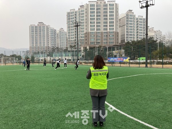 천안시 관계자가 도시공원 내 체육시설 이용자 마스크 착용 여부 단속을 하고 있다.(사진제공=천안시청)