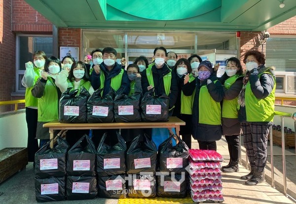 천안시 성정1동행복키움지원단이 4일 지역 내 취약계층에 설맞이 떡만둣국을 전달했다.(사진제공=천안시청)