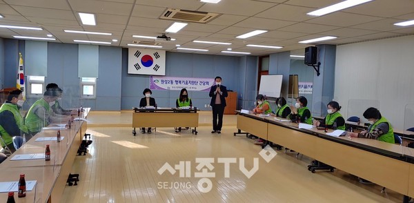 천안시 원성2동행복키움지원단이 지난 3일 1가구 1인 자발적 코로나19 검사받기 캠페인을 실시했다.(사진제공=천안시청)