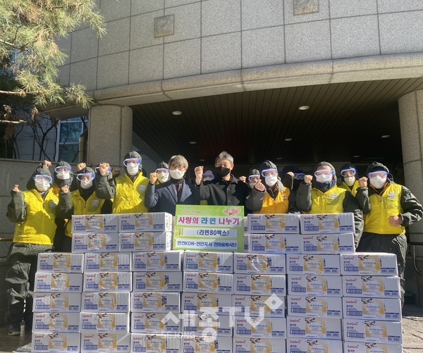 한전KDN(주)천안지사 한마음봉사단이 지난 4일 쌍용3동 소외계층 80가구에 사랑의 라면 80상자(100만원 상당)를 전달했다.(사진제공=천안시청)