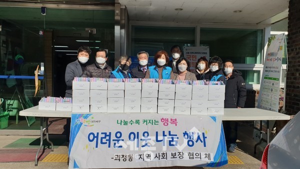 대전 서구(구청장 장종태) 괴정동 지역사회보장협의체(위원장 김명화)는 정성스레 포장한 떡국떡(200kg)을 어려운 저소득 가정 100세대에 전달했다.(사진제공=서구청)